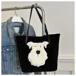 Borsa tote nera a pois alla moda con una simpatica toppa a forma di cane peloso.