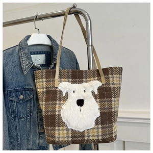 Dettaglio di borsa tote a quadri marroni con simpatica toppa ricamata a forma di schnauzer