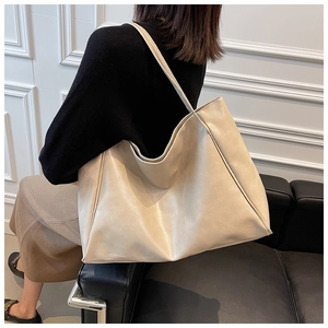 Grand sac cabas chic blanc crème vu de côté pour un trajet quotidien élégant et moderne