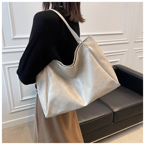 Grand sac cabas blanc cassé porté épaule au design minimaliste en similicuir souple