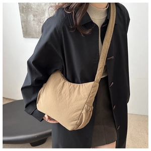 Détail du sac hobo en nylon kaki avec poches latérales à cordon et grand design chic
