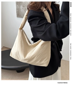 Dettaglio della consistenza morbida e del tessuto in nylon beige di una borsa hobo