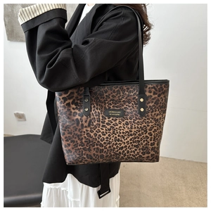 Stilvolle Tragetasche mit Leopardenmuster, schwarzem Lederbesatz und Henkeln für Damen