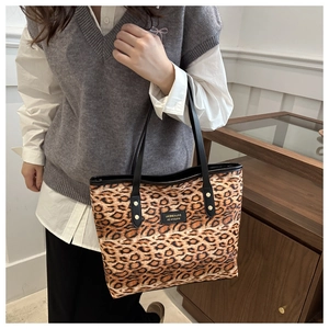 Detailansicht der Wildleder-Einkaufstasche mit Leopardenmuster und Lederriemen