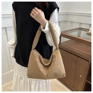 Dettaglio della borsa Hobo kaki con texture in nylon a pieghe naturali e cerniera