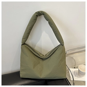 Borsa tote trapuntata verde militare con interno spazioso e dettaglio tracolla larga