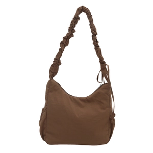 Sac cabas en nylon marron foncé avec bandoulière large plissée et poches latérales à cordon