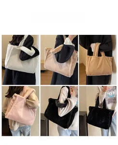 Detailansicht großer Plüsch-Tote-Bags in verschiedenen Farben an einem Modell