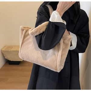 Plüsch-Tragetasche in hellem Khaki mit weichem Kunstfell und großem Haltegriff