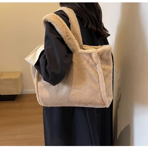 Stylische beige Kunstpelz-Tragetasche mit großem Fassungsvermögen und dicken Trägern