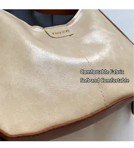 Gros plan sur la texture en cuir PU beige avec liseré marron et étiquette mode