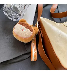 Gros plan d'un porte-clés ours en peluche avec sangle en silicone sur un sac à main