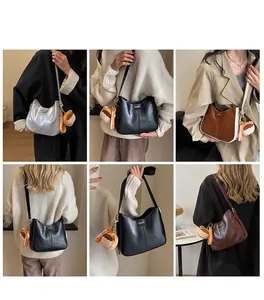 Détail de sacs portés épaule en similicuir élégant avec des charms en peluche décoratifs