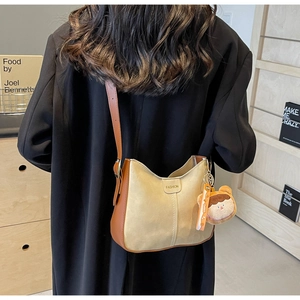 Sac bandoulière minimaliste beige et marron pour femme avec bandoulière et ours peluche