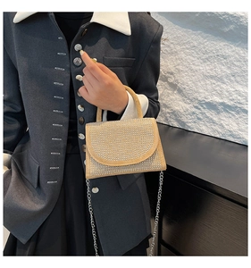 Detail der luxuriösen aprikosenfarbenen Wildledertasche mit Strass und Silberkette