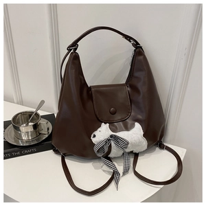 Dunkelbraune Hobo-Tasche mit großem Fassungsvermögen und süßem Plüsch-Anhänger