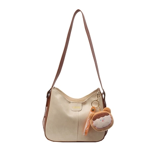 Sac à bandoulière beige minimaliste avec lettrage mode et breloque en peluche mignonne