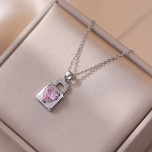 Collier pendentif cadenas cœur en acier argenté avec zircon rose sur boîte velours