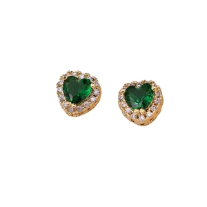 Boucles d'oreilles halo dorées avec zircon vert émeraude en forme de cœur et pierres blanches