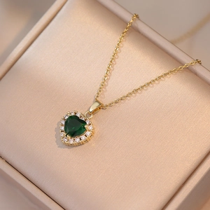 Collier doré avec pendentif en zircon émeraude en cœur et entourage de diamants