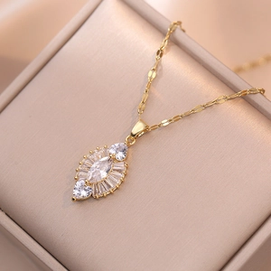 Collier élégant en titane doré avec pendentif en zircon coloré sur boîte à bijoux