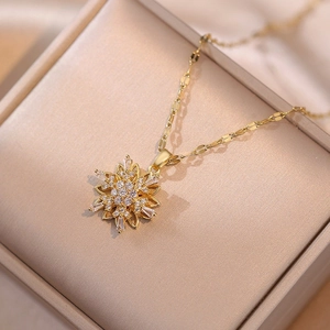 Rotating snowflake pendant necklace in gold with zircon in a premium velvet box