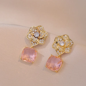 Elegante Kamelien-Zirkonia-Ohrringe in Gold mit quadratischem rosa Edelsteinanhänger