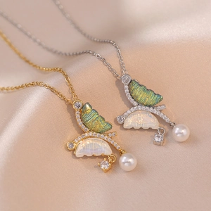 Collana con perla e farfalla asimmetrica in oro e argento per donne eleganti