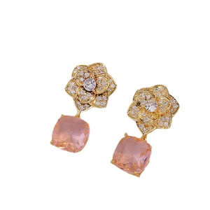 Goldene Kamelien-Ohrringe mit weißen Zirkonia und quadratischen rosa Edelsteinen