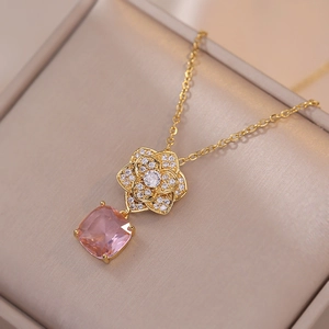 Goldene Kamelien-Halskette mit quadratischem rosa Edelstein und Zirkonia-Kristallen