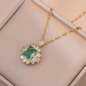 Collana con ciondolo verde smeraldo, alone di zirconi e catenina in oro donna