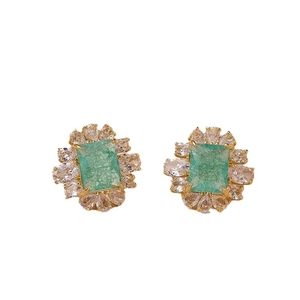 Eleganti orecchini a fiore verde smeraldo con trama a ghiaccio e alone di zirconi lucenti