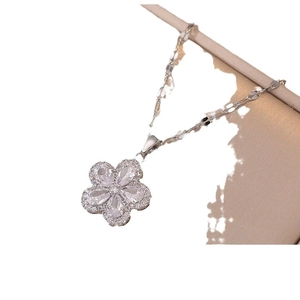 Collana con ciondolo a fiore in zircone scintillante e catena argentata da donna