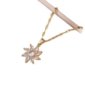 Élégant collier tournesol doré avec pétales en zircone et chaîne dorée torsadée fine