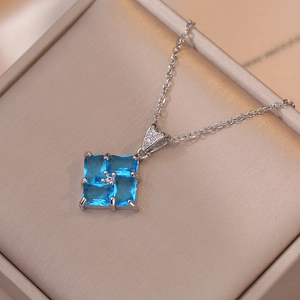 Collier élégant avec pendentif carré en zircon bleu émeraude sur boîte à bijoux