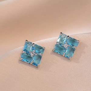 Élégantes boucles d'oreilles en argent avec pierres bleues taillées en forme de moulin