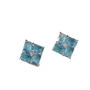 Boucles d'oreilles géométriques en argent avec cristaux bleu clair et un zircon central