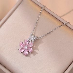 Elegante Kirschblütenkette mit rosa birnenförmigen Blütenblättern und Silberkette in Geschenkbox