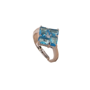 Verstellbarer Goldring mit vier blauen Zirkonia-Steinen und kleinem Kristallakzent