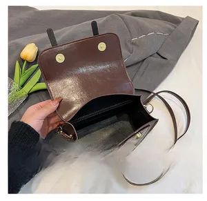Vue détaillée de l'intérieur spacieux et du double fermoir magnétique du sac marron