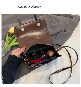 Vue détaillée de l'intérieur d'un sac bandoulière en cuir PU marron et sa capacité