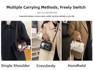 Détails d'un sac minimaliste porté à l'épaule, en bandoulière et à la main avec peluche