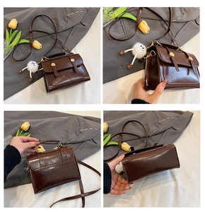 Détails du sac carré en similicuir marron vintage avec boucle dorée et bijou en peluche
