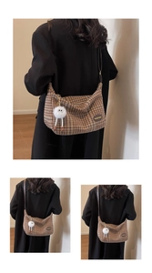 Détail du sac à carreaux marron en laine avec breloque peluche et écusson logo mode