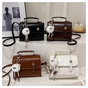 Sac bandoulière rétro en cuir PU en quatre couleurs avec charmante peluche