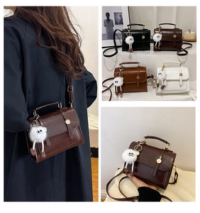 Détails du sac bandoulière vintage en cuir PU avec boucles et charme en peluche
