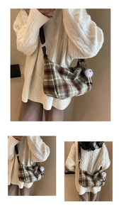 Détail du sac à carreaux vintage en laine avec breloque peluche et bandoulière marron
