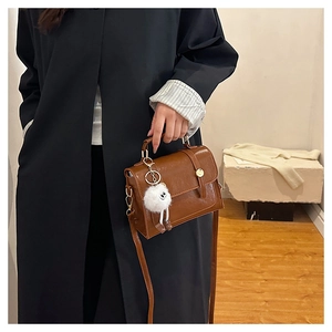 Sac bandoulière vintage en cuir PU marron avec fermoir doré et breloque peluche