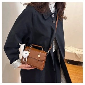 Sac bandoulière marron en cuir PU avec boucles dorées et breloque petit monstre