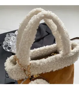 Detail der Lammfell- und Wildleder-Eimertasche mit Zierkette und Mini-Münzgeldbörse